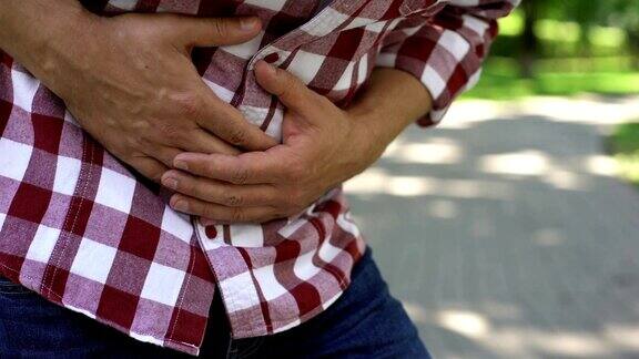 男性在户外感到腹痛消化不良不适中毒恶心