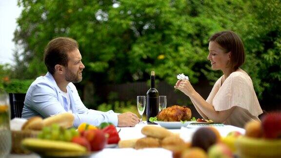 吃饭时夫妻谈话丈夫称赞妻子的烹饪才能