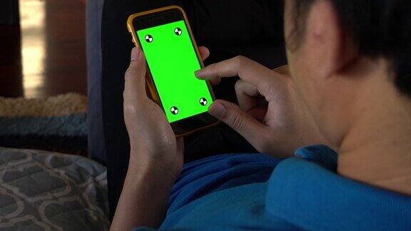 男人用绿屏玩手机