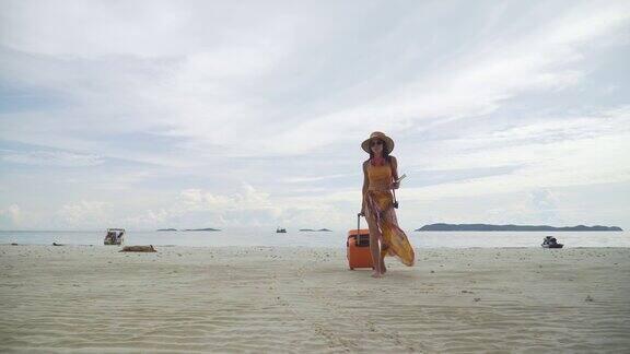 女游客在海滩上享受和快乐的运动4kb-roll的镜头