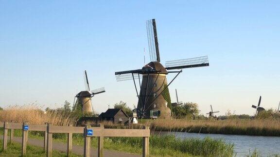 近景:自行车停车场旁边的古老的正宗传统荷兰风车