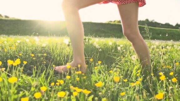 HD超级慢莫:女人在草地上跑步