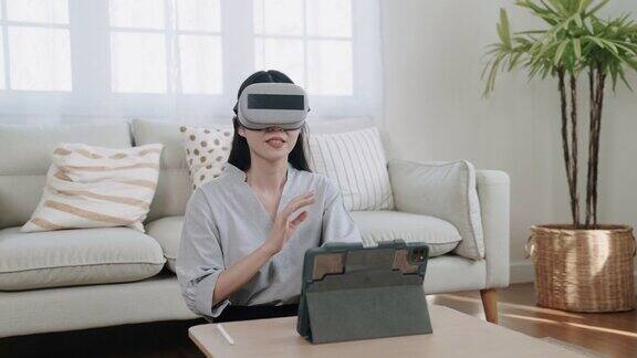 女性在家使用VR眼镜工作