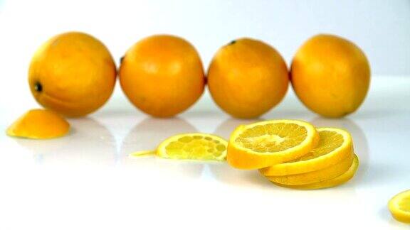 高清慢:切片的柑橘掉落并在白色背景下分解