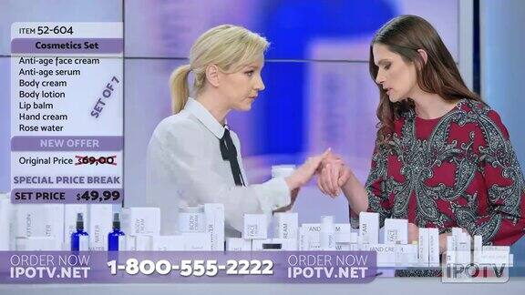 美国电视购物蒙太奇:一名女子在电视购物节目中展示自己的化妆品系列一边给女模特擦护肤霜一边与男主持人交谈并解释产品