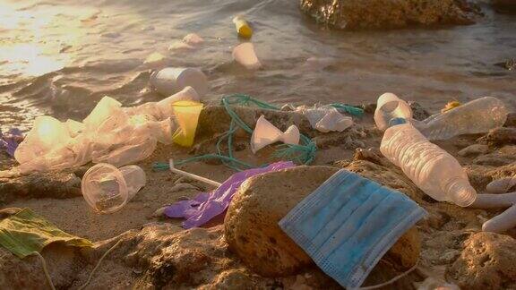 海浪区珊瑚滩上的一次性塑料、口罩等碎片塑料和其他垃圾的环境污染是红海的问题塑料污染