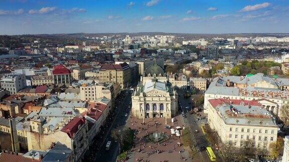 鸟瞰利沃夫歌剧院和芭蕾舞剧院在利沃夫老城区中心乌克兰欧洲