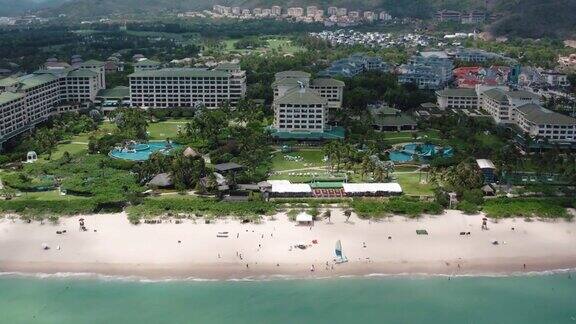 豪华酒店的无人机视图中国海南三亚亚龙湾