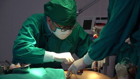 医疗队和护士在手术室给病人做手术一组外科医生在手术室工作