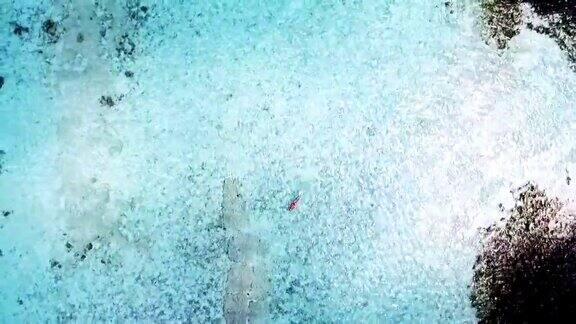 马尔代夫女子在清澈的水中漂浮和浮潜