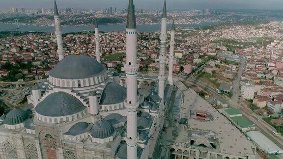 伊斯坦布尔Camlica清真寺建筑和博斯普鲁斯鸟瞰图