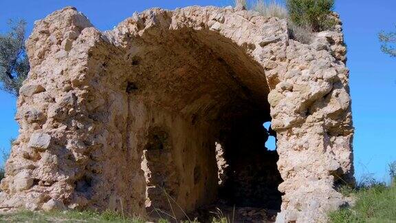 在西班牙山上有堡垒的古老碎片