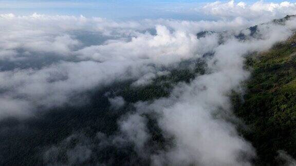 无人机俯瞰雾和山脉的鸟瞰图
