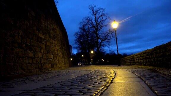 2017年2月左右英国切斯特夜晚的罗马墙和鹅卵石街道