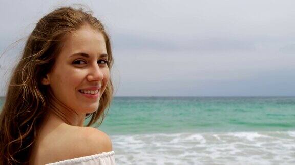 一个白人女人在海滩上微笑的侧面