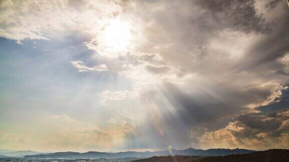阳光透过云层照耀在天上上帝祝福时光流逝