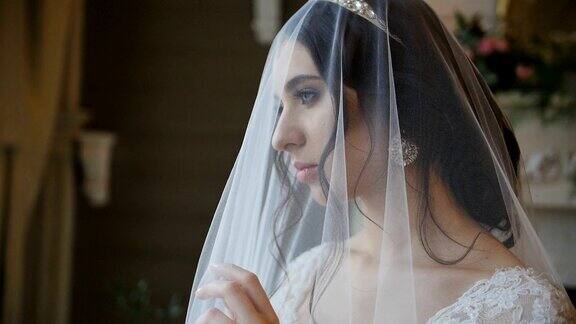 新娘身穿白色婚纱戴着面纱