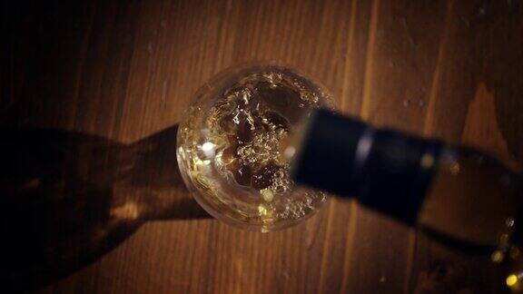 慢动作将威士忌倒入木桌上的玻璃杯中