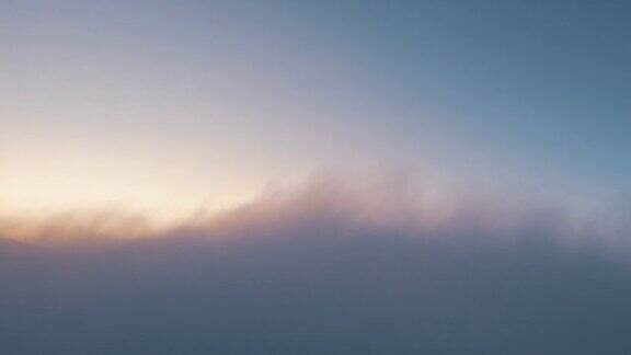 日出在白色的雾