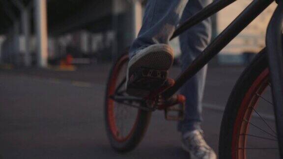 日落时分骑自行车的人在户外骑小轮车慢镜头特写