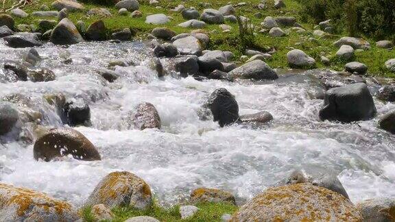 石质山区河流与快速水流在吉尔吉斯斯坦