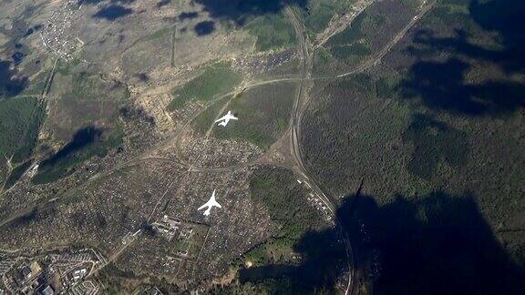 左边有几架飞机