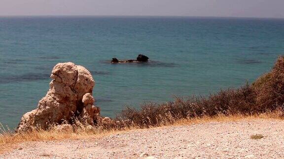 阿佛洛狄忒的池塘岩石沙滩高高的悬崖蓝天和大海海边有岩石没有人
