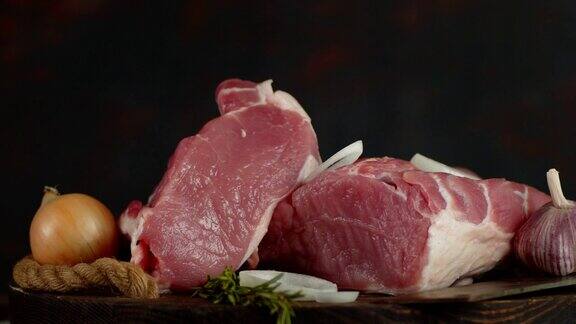 在桌上煮肉排的生猪肉片