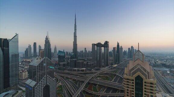4K时间推移-鸟瞰图现代摩天大楼和城市景观在迪拜阿联酋