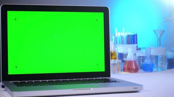 实验室里的绿屏笔记本电脑