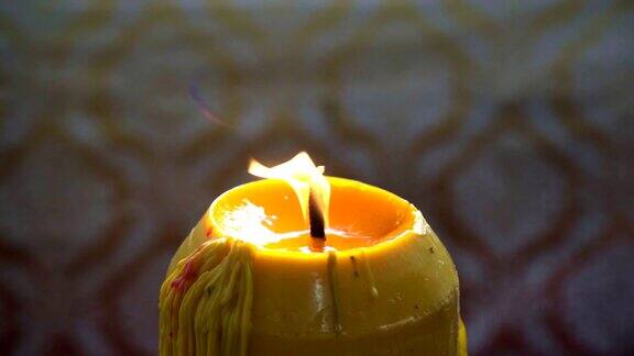 泰国寺庙蜡烛上的火焰慢镜头