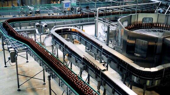 现代化的食品饮料工厂啤酒厂传送带工作移动瓶子