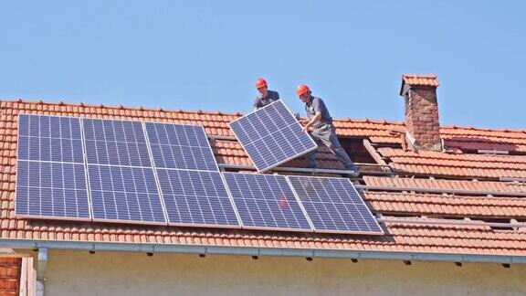 工人在屋顶安装太阳能电池板