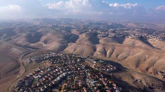 以色列和巴勒斯坦的城镇在犹太沙漠空中
