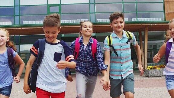 一群快乐的小学生在跑步