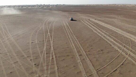 汽车在沙漠中行驶迪拜无人机摄像头