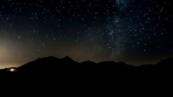 银河系和星星在星空上的山影天文时光流逝