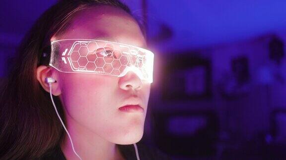 十几岁的女孩戴着虚拟现实眼镜