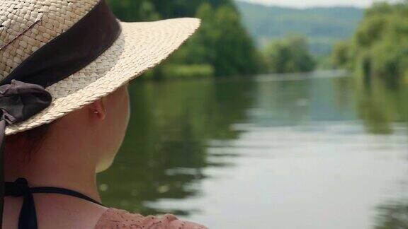 年轻的女孩在美丽的湖面上划着独木舟