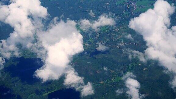 飞机鸟瞰图飞过美丽的云和森林