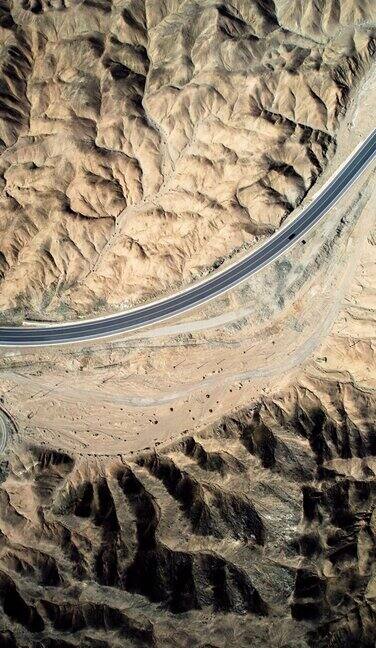 鸟瞰图的农村道路通过山区