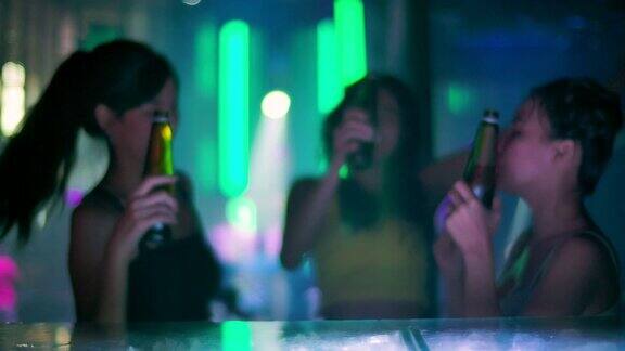 一群年轻的亚洲女人跳舞的朋友享受夜晚的派对
