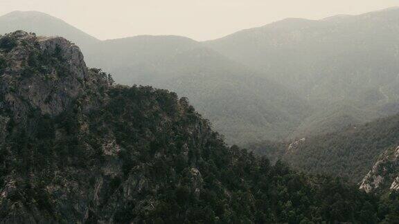飞越土耳其美丽的山脉