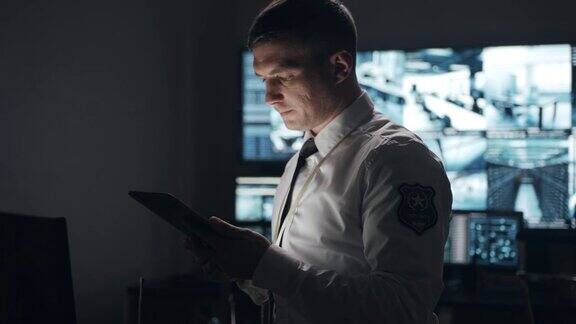 这名警官使用平板电脑实时查看重要信息这使他能够对犯罪行为做出快速反应