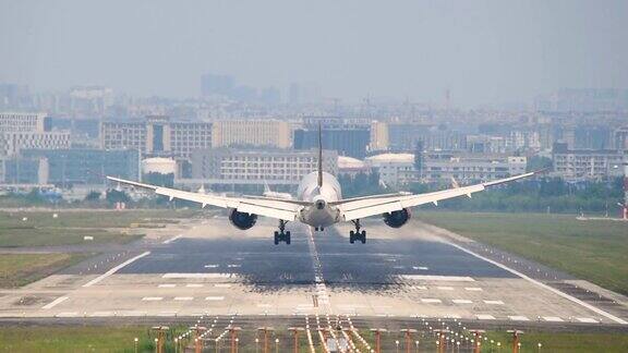 一架商用飞机在成都国际机场着陆