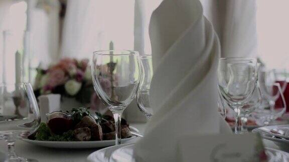 婚礼上餐馆里摆着食物和酒杯的节日餐桌