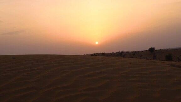 戏剧性的日落在印度塔尔沙漠