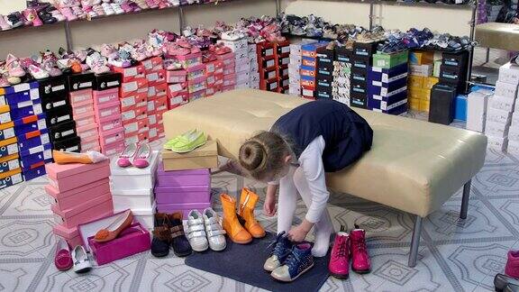 儿童在儿童鞋店为小女孩挑选和试穿新鞋