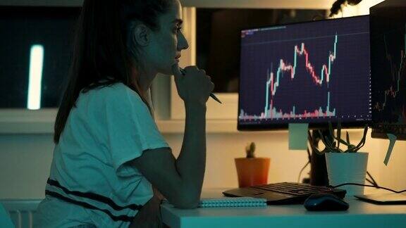 年轻女子使用台式电脑跟踪和交易加密货币