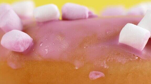 特写滑块运动甜甜圈4k的特写美味的甜多色甜甜圈在彩色的背景糖果烘焙甜点